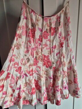 Per una floral skirt